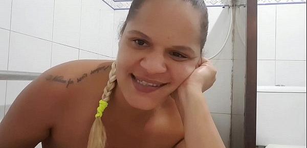  Esta camgirl achou meu watsap na net e esta oferecendo sua buceta e seu cuzinho para mim !!! Sera que eu devo comer 